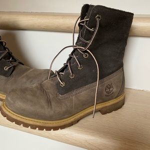 Womens timberland authentics waterproof roll-too boot in color gray.